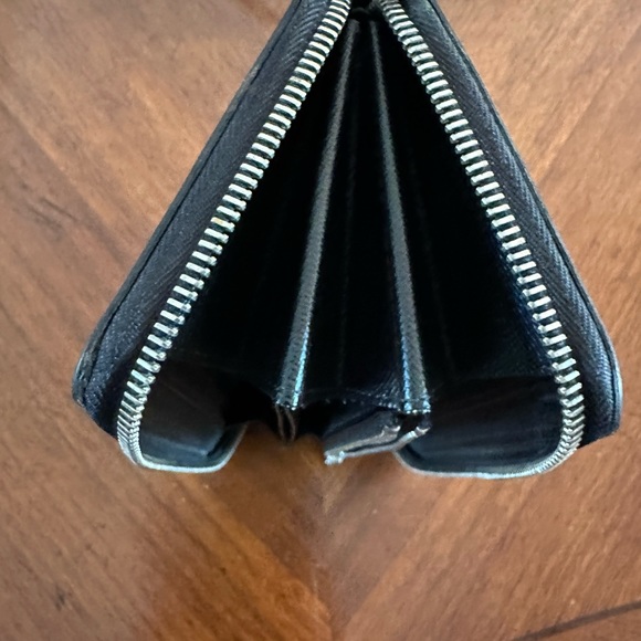 Authentic Louis Vuitton Zippy Wallet Black EPI Leather - Picture 6 of 11